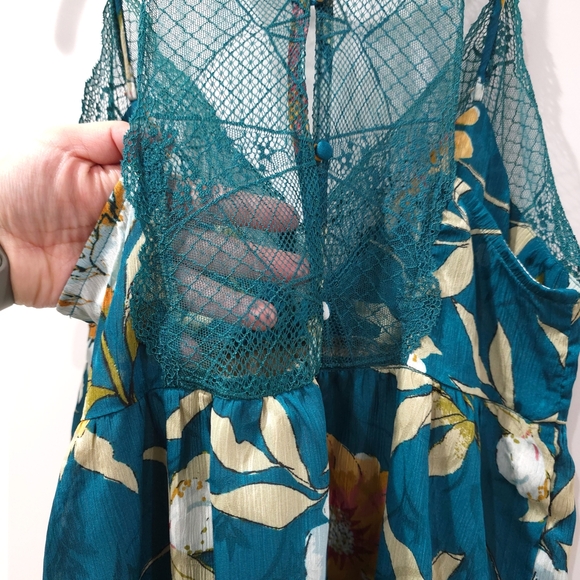✨️4/$20. Spring Floral Teal Sleeveless Cami Top, Lace Detail, Back Button Detail - Picture 9 of 16